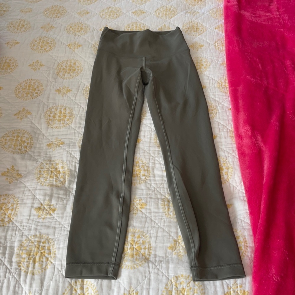 Green lululemon wunder under train leggings